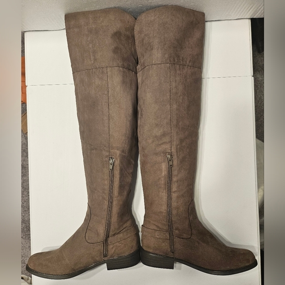 Over the knee. Super cute boots.  Soft textile.  Excellent condition. - Picture 2 of 5